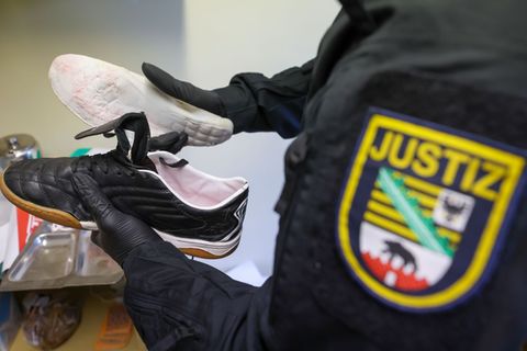 Genau hinschauen, auch bei Turnschuhen - bei Kontrollen werden unter anderem Drogen und Handys entdeckt. (Archivbild) Foto: Jan