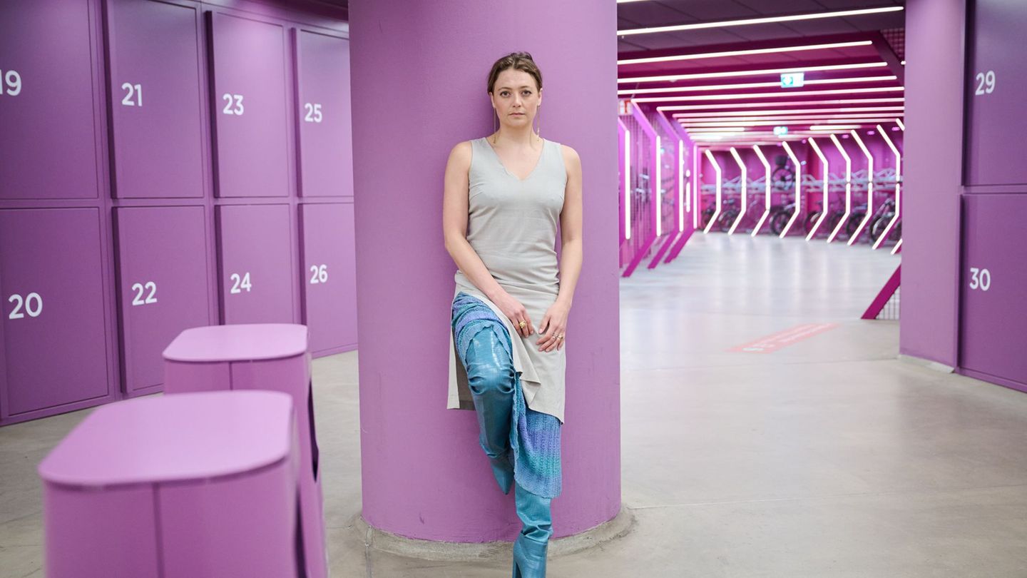 Schauspielerin Hanna Plaß ist in London geboren und mit Englisch und Plattdeutsch aufgewachsen. Foto: Annette Riedl/dpa