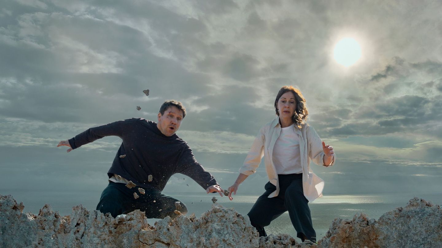 Zielfahnder Lars Röwer (Hanno Koffler, l.) und Hanna Landauer (Ulrike C. Tscharre) sind in einer Szene des Films "Zielfahnder -