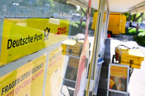 Hier gibt es sie: eine ganz normale Postfiliale - mancherorts in Deutschland gibt es sie hingegen nicht. Foto: Bernd Weißbrod/dp