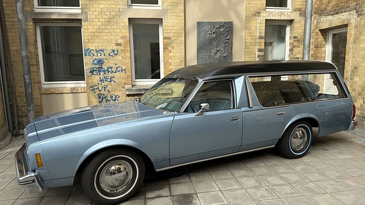 Auseinandersetzung mit dem Tod: Probeliegen im Leichenwagen – Kasseler Museum lädt ein