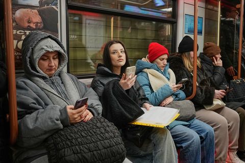 Viele Russen beklagen sich über die ständigen Abschaltungen des mobilen Internets. (Archivbild) Foto: Alexander Zemlianichenko/A