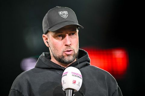 Freut sich auf die Premiere der neuen Trainerkollegin: Stuttgarts Sebastian Hoeneß. (Archivbild) Foto: Harry Langer/dpa