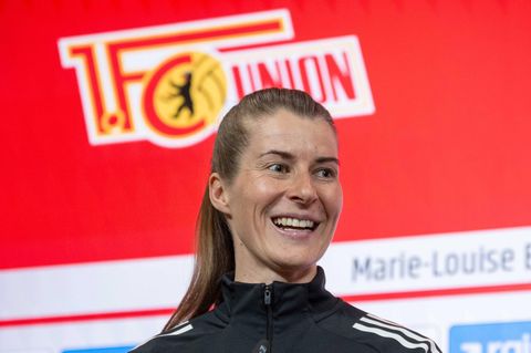 Marie-Louise Eta lächelt auf der Pressekonferenz