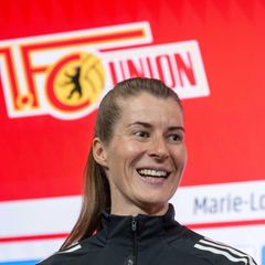 Marie-Louise Eta lächelt auf der Pressekonferenz