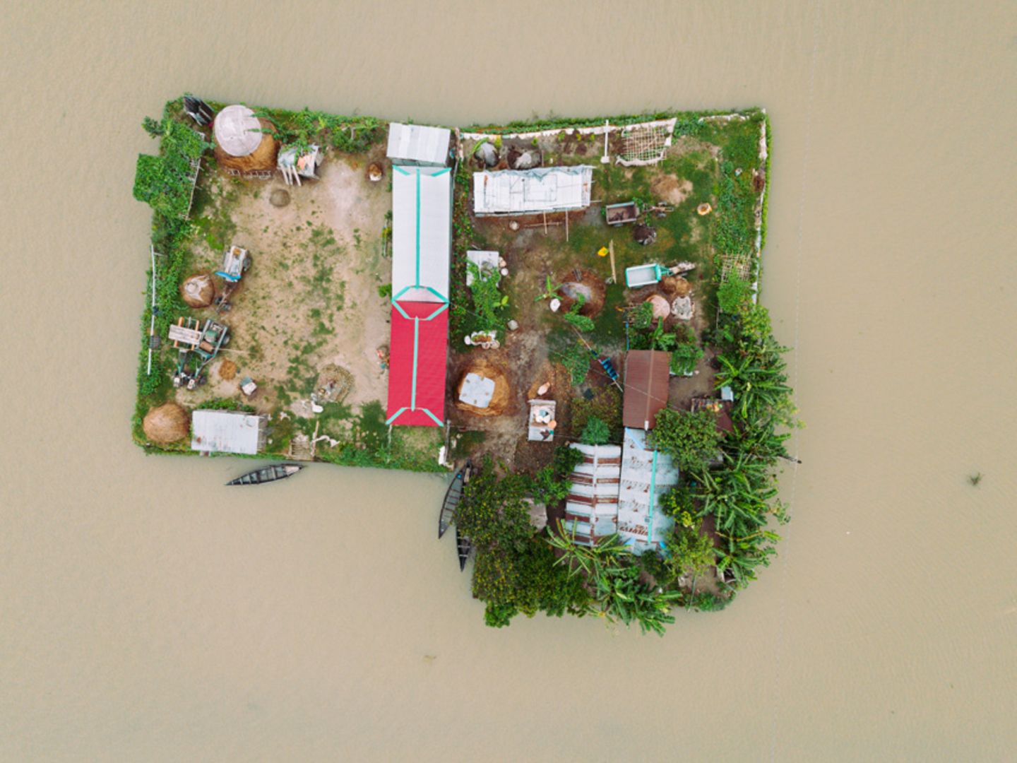 Auf einer Anhöhe in der Haor-Region Bangladeschs liegt dieser Bauernhof. Gebäude, Vieh und Gärten sind so organisiert, dass ihnen die regelmäßigen Monsunüberschwemmungen nichts anhaben können.      Joy Saha, Sieg in der Kategorie „Architektur und Design“