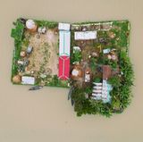 Auf einer Anhöhe in der Haor-Region Bangladeschs liegt dieser Bauernhof. Gebäude, Vieh und Gärten sind so organisiert, dass ihnen die regelmäßigen Monsunüberschwemmungen nichts anhaben können.      Joy Saha, Sieg in der Kategorie „Architektur und Design“