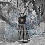Citlali Fabián erhält den Hauptpreis für ihr Projekt „Bilha, Stories of my Sisters“, das Porträts indigener Frauen mit digitalen Illustrationen verbindet. Die bildende Künstlerin aus der Yalalteca-Gemeinschaft in Mexiko wird mit 25.000 US-Dollar ausgezeichnet und gewinnt zudem in der Kategorie „Kreativ“. Ihre Serie porträtiert ikonische Frauen aus indigenen Gemeinschaften Oaxacas und deren Engagement in Bereichen wie Recht, Linguistik, Kunst oder Ökologie – als starke Vorbilder für junge Mädchen.     Gesamtsiegerin und Fotografin des Jahres