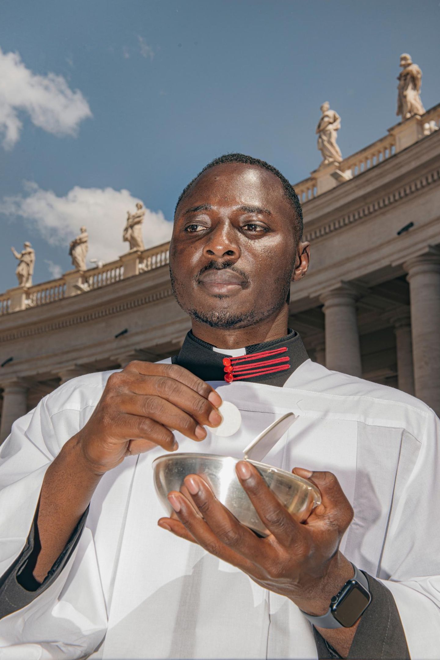 Zwischen dem Tod eines Papstes und der Wahl des nächsten wird der Petersplatz zur Bühne eines heiligen Rituals und globalen Spektakels. Rund 4000 Priester konzelebrierten im vergangenen Jahr die Messe für etwa 200.000 Trauernde. Jean-Marc Caimi und Valentina Piccinni gelang das ausdrucksstarke Porträt eines Priesters, der während der Trauermesse für Papst Franziskus die Kommunion reicht.     Sieg in der Kategorie „Porträts“