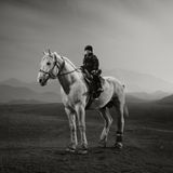 Buzkashi (was auf Persisch wörtlich „Ziegenziehen“ bedeutet) ist der wilde, uralte Sport Tadschikistans. Er ähnelt dem Polo, allerdings mit einigen Unterschieden: Als „Ball“ dient der ausgeweidete, kopflose Kadaver einer Ziege. Die Regeln sind brutal einfach: ihn ergreifen, festhalten und ins Ziel bringen. Das Reitspiel entstand unter den nomadischen Reitervölkern Zentralasiens und besteht bis heute. Das Foto des vierjährigen Abdulqadir auf seinem großen Pferd entstand in einem ruhigen Moment abseits des Trubels.     Todd Anthony, Sieg in der Kategorie „Sport“
