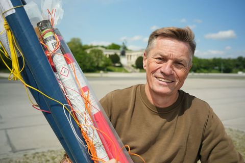 Thomas, in Schwabing 1969 geboren, bereitet wieder mal ein Großfeuerwerk auf der Theresienwiese vor – vor 25.000 Menschen.