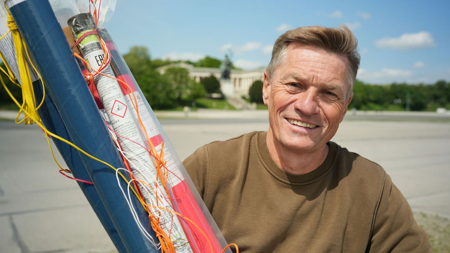 Thomas, in Schwabing 1969 geboren, bereitet wieder mal ein Großfeuerwerk auf der Theresienwiese vor – vor 25.000 Menschen.