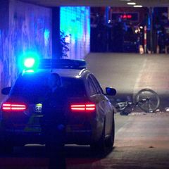 Polizei und Feuerwehr sind nach der an einer Unterführung in Völklingen im Saarland im Einsatz