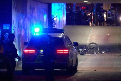 Polizei und Feuerwehr sind nach der an einer Unterführung in Völklingen im Saarland im Einsatz