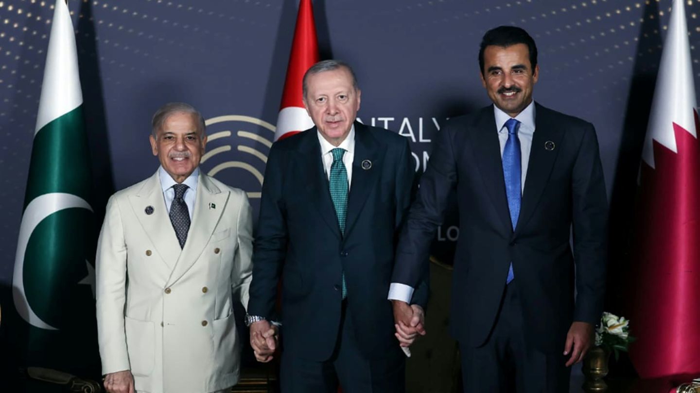 Sharif, Erdogan und al-Thani (v.l.)