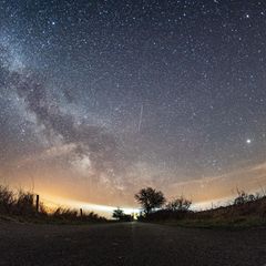 Lyriden ziehen durch die Nacht. Im April 2026 sind die Sternschnuppen besonders gut zu sehen