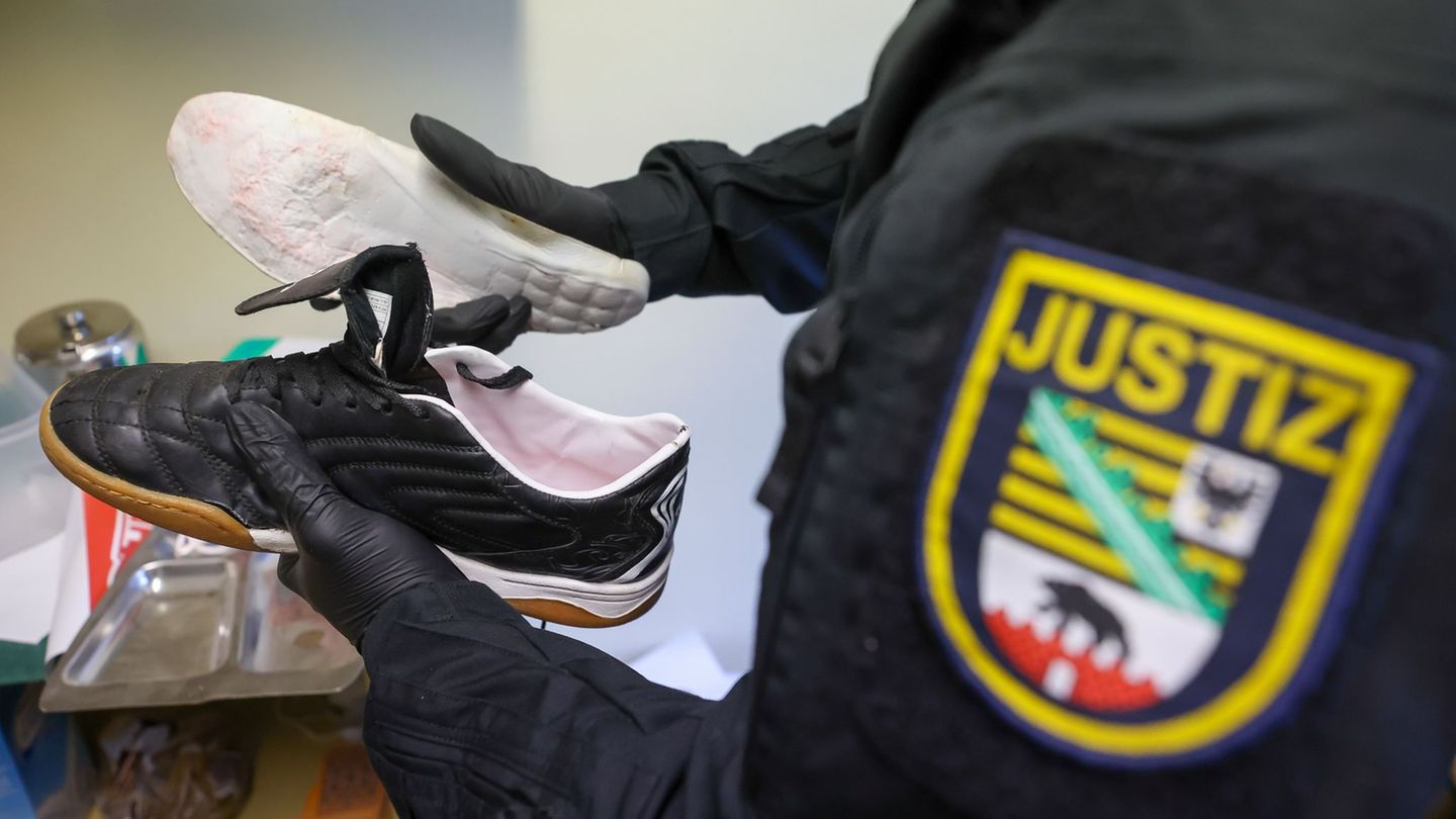 Genau hinschauen, auch bei Turnschuhen - bei Kontrollen werden unter anderem Drogen und Handys entdeckt. (Archivbild) Foto: Jan