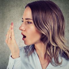 Mundgeruch ist unangenehm – vor allem für Ihr Gegenüber. Doch es gibt natürliche Hausmittel, die Ihren Atem wieder erfrischen.