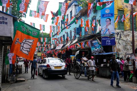 Kalkutta, Indien. In Westbengalen findet heute die Wahl des Landesparlaments statt. Mit prächtigen Fahnen und Plakaten werben die Bharatiya Janata Party und die Trinamool Congress Party für sich.