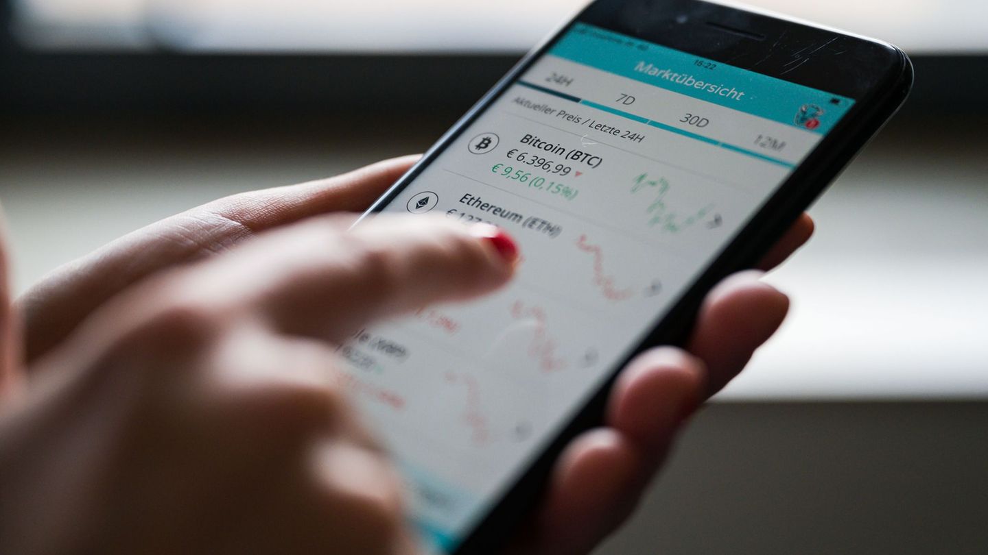 Ein Mann im Landkreis Zwickau wollte gewinnbringend Geld in Kryptowährung investieren - am Ende verlor er mehr als 60.000 Euro.