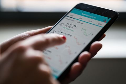 Ein Mann im Landkreis Zwickau wollte gewinnbringend Geld in Kryptowährung investieren - am Ende verlor er mehr als 60.000 Euro.