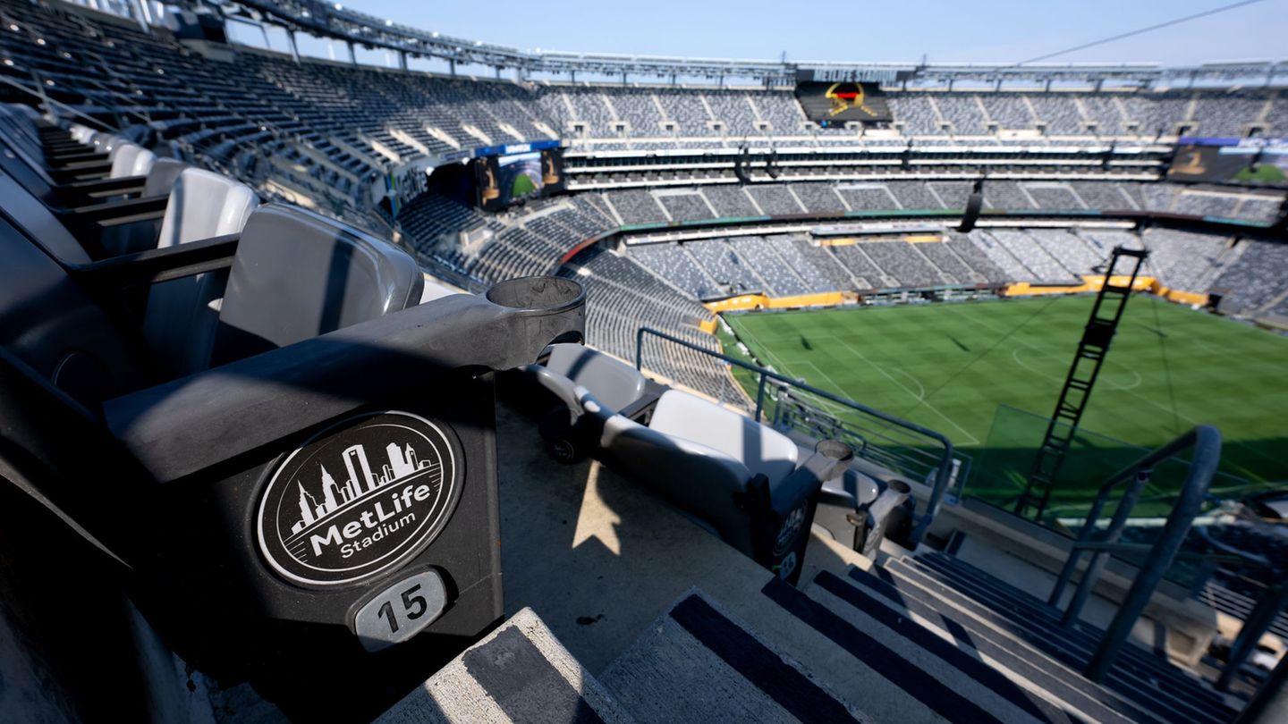 Teure Anreise: Für die Fans werden die Fahrten ins WM-Stadion in New Jersey teuer. (Archivbild) Foto: Sven Hoppe/dpa