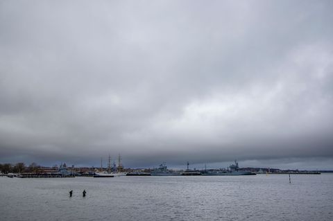 Nach frühlingshaftem Wetter zieht der Himmel über Hamburg und Schleswig-Holstein zu. (Symbolbild) Foto: Frank Molter/dpa