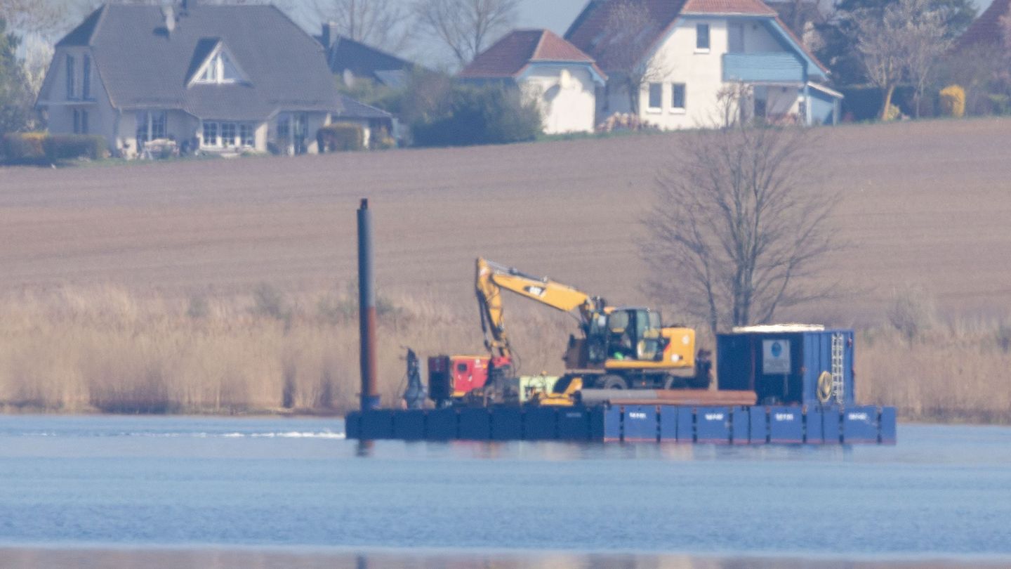 Am Samstag sind die Arbeiter erneut mit der schwimmenden Plattform in die Nähe des Wals gefahren. (Foto von Freitag) Foto: Jens