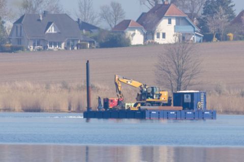 Am Samstag sind die Arbeiter erneut mit der schwimmenden Plattform in die Nähe des Wals gefahren. (Foto von Freitag) Foto: Jens