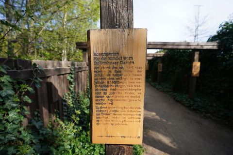 Schüler aus Mecklenburg und Hamburg gestalten zusammen mit der Vereinigung "Kinder vom Bullenhuser Damm" eine Gedenkfeier. (Arch