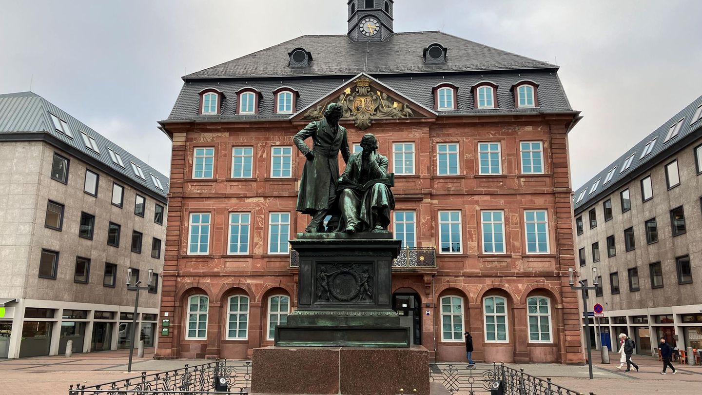 Das Hanauer Rathaus reagiert auf eine Liste des russischen Verteidigungsministeriums und kontaktiert den Verfassungsschutz. Foto