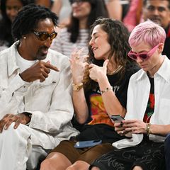 Sue Bird (M) und Megan Rapinoe (r) beenden nach zehn Jahren ihre Beziehung. (Archivbild) Foto: Sven Hoppe/dpa