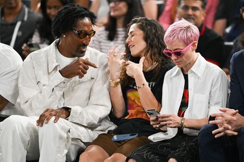 Sue Bird (M) und Megan Rapinoe (r) beenden nach zehn Jahren ihre Beziehung. (Archivbild) Foto: Sven Hoppe/dpa