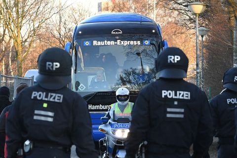 Die Polizei beim Nordderby Foto: Carmen Jaspersen/dpa