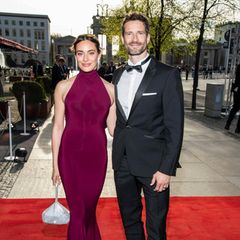 Danielle Bezaire und Arne Friedrich beim Bundespresseball. Er trägt Anzug und sie ein langes Kleid