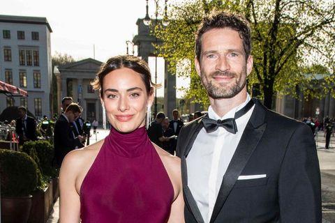 Danielle Bezaire und Arne Friedrich beim Bundespresseball. Er trägt Anzug und sie ein langes Kleid
