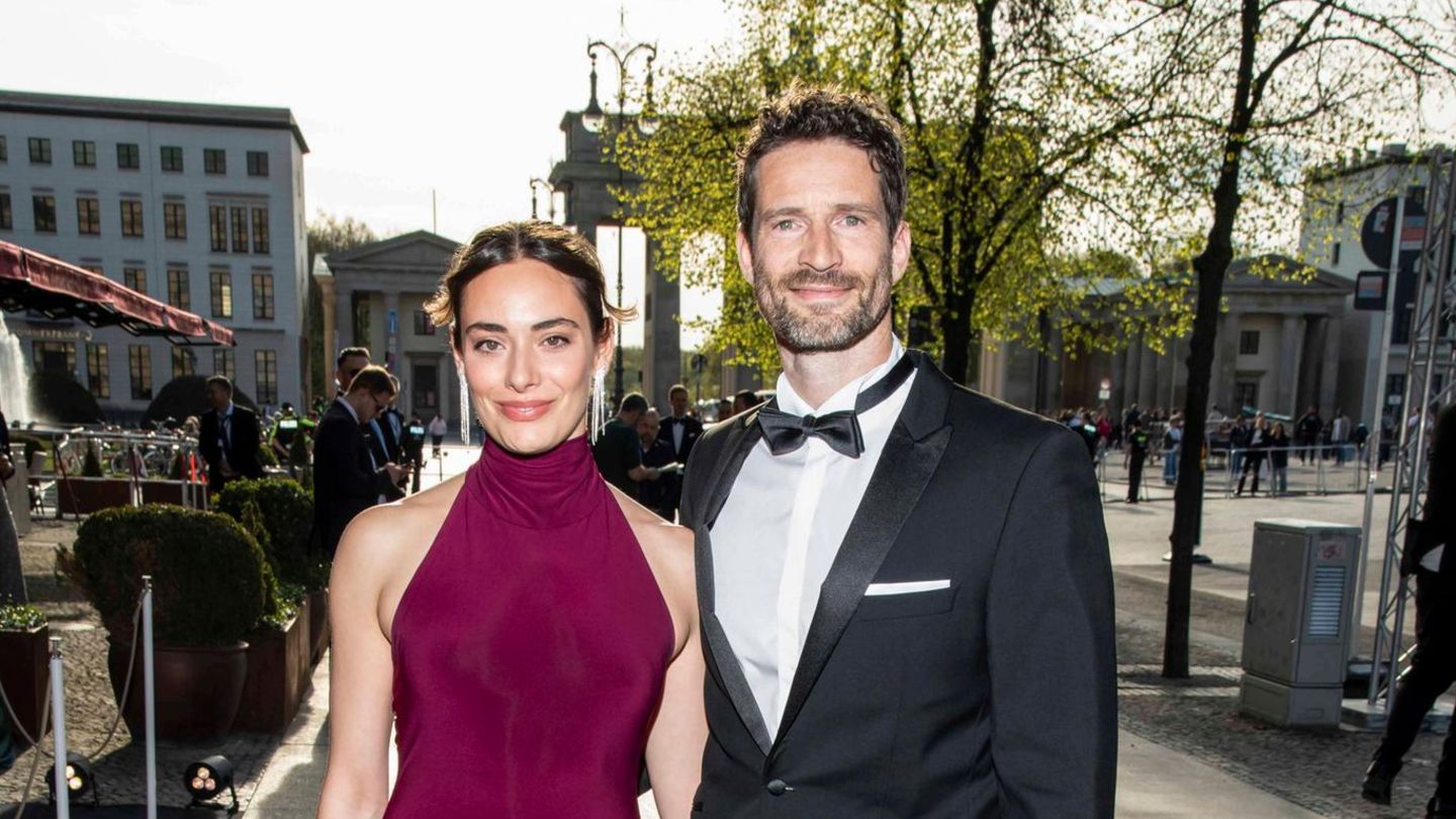 Danielle Bezaire und Arne Friedrich beim Bundespresseball. Er trägt Anzug und sie ein langes Kleid