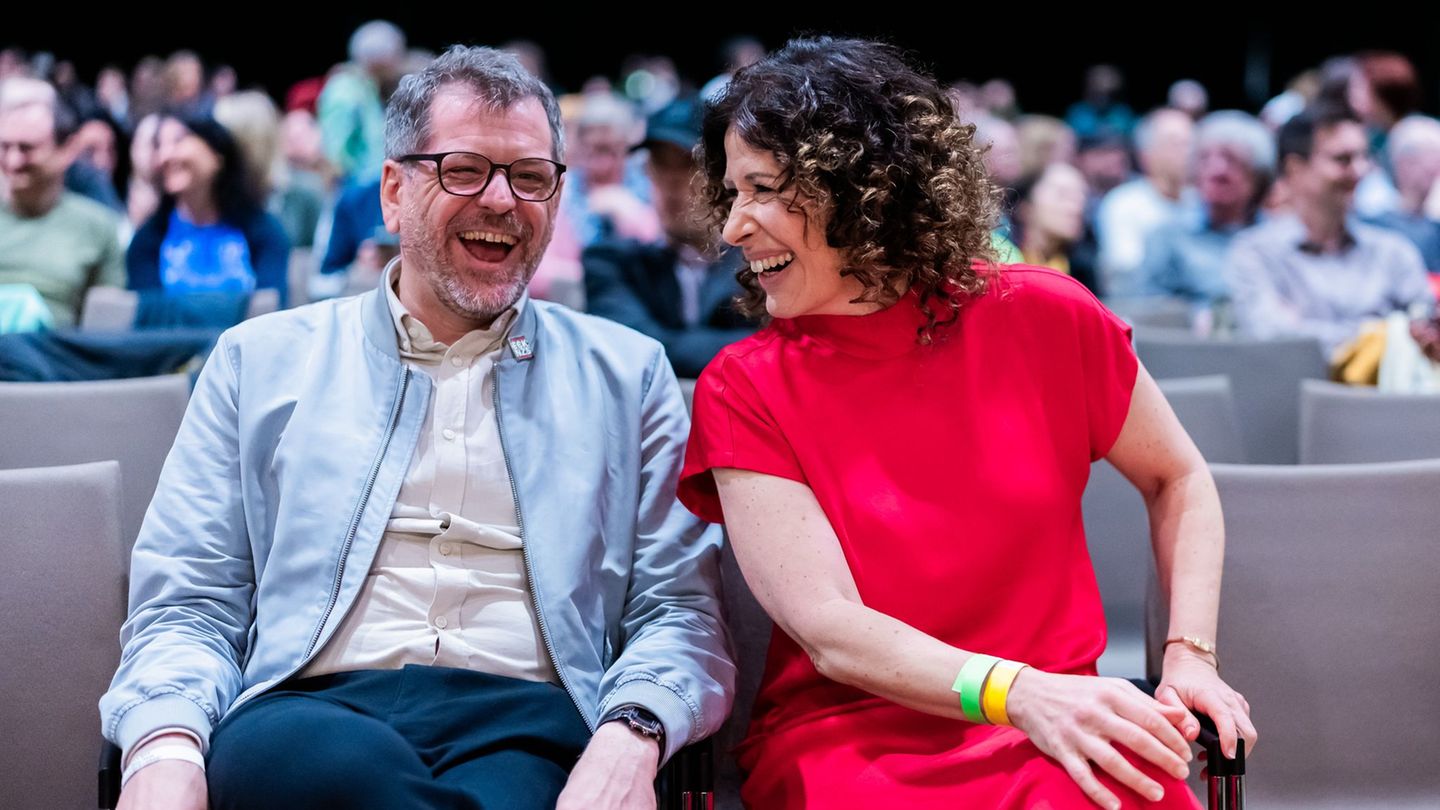 Die Fraktionsvorsitzenden Werner Graf und Bettina Jarasch sollen die Berliner Grünen zum Wahlsieg am 20. September führen. Foto: