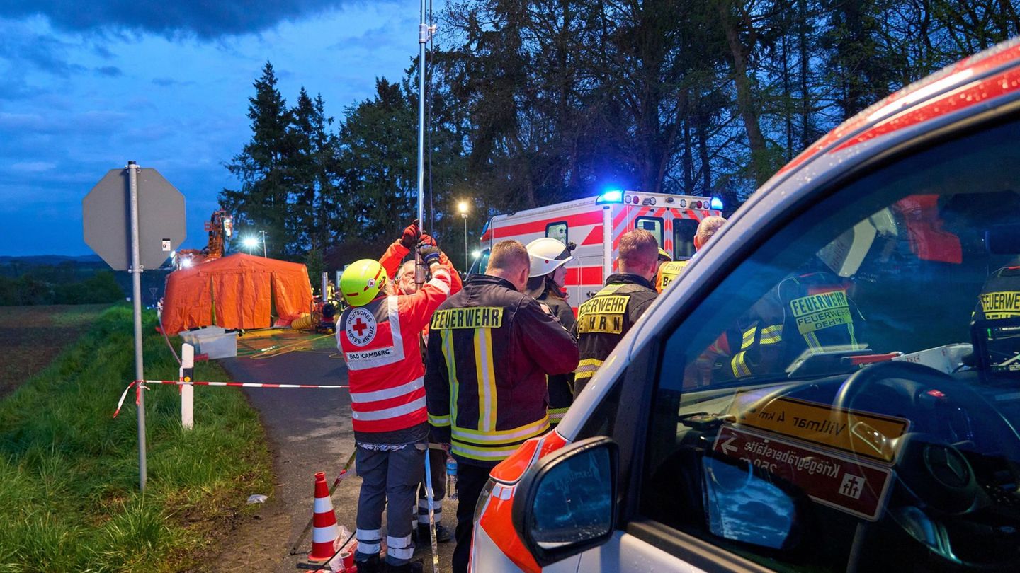 Nach ihrem Einsatz müssen sich die Helfer von Feuerwehr und Rettungsdiensten auf psychische Folgen einstellen. (Archivbild) Foto