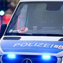 Eine 14-Jährige auf einem E-Scooter ist nach einem Zusammenstoß mit einem Auto in Berlin gestorben