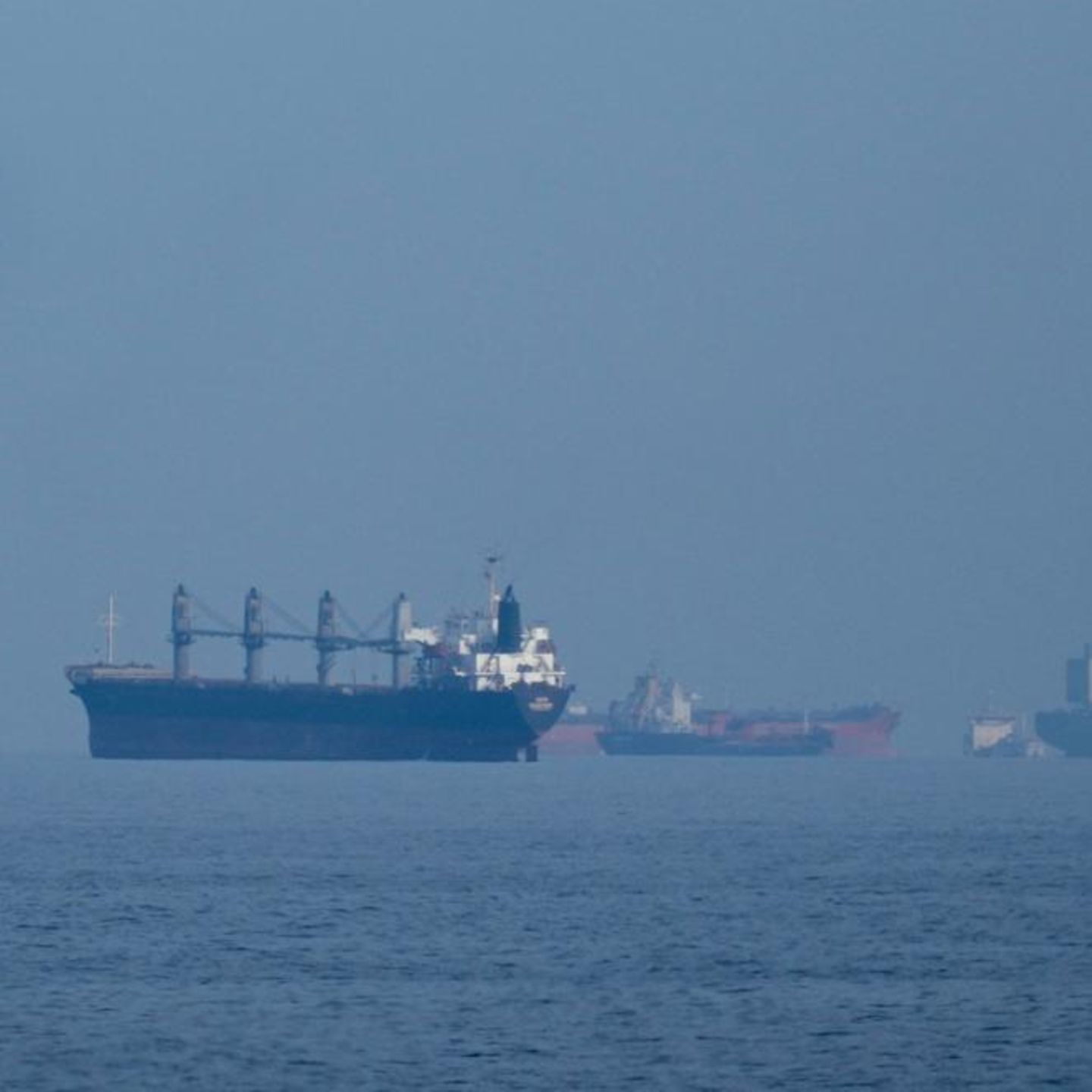 Öltanker und Frachtschiffe reihen sich in der Straße von Hormus auf