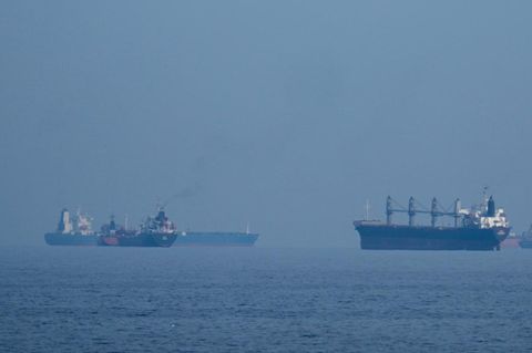 Öltanker und Frachtschiffe reihen sich in der Straße von Hormus auf