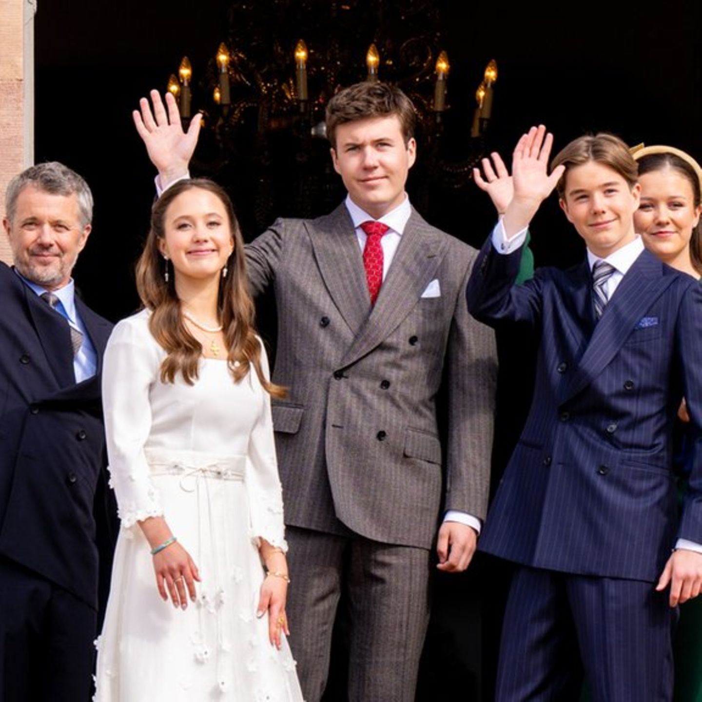 König Frederik, Prinzessin Josephine, Kronprinz Christian, Prinz Vincent, Prinzessin Isabella und Königin Mary (v.l.) vor der