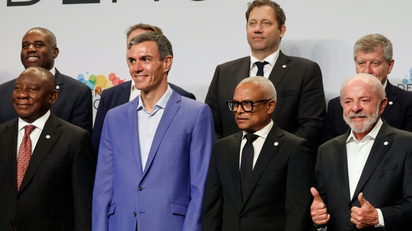 Sánchez (in blau), Klingbeil (hinten Mitte) und Lula (r.)