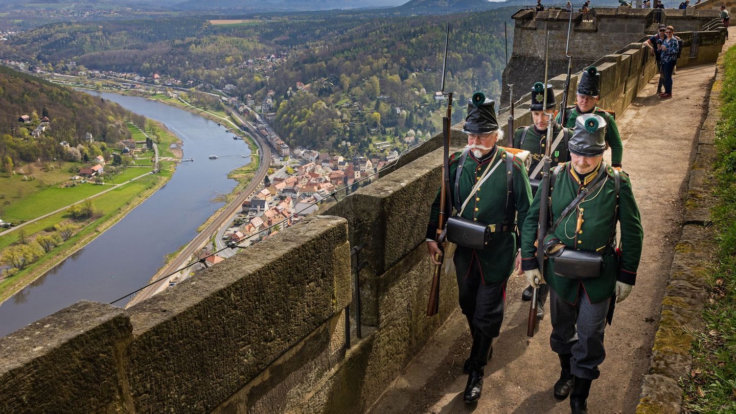 Mitglieder des Militärhistorischen Darstellungsvereins Sachsen patrouillieren im Rahmen der Veranstaltung "Militäralltag auf der