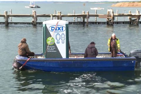 Eine mobile Toilette wird auf einem Boot im Rahmen der Rettungsaktion für den Wal vor der Insel Poel transportiert