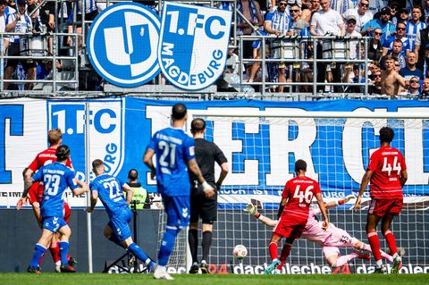 Mateusz Zukowski (3.vl, Nr. 22) erzielte das 2:0 für Magdeburg. Foto: Julius Frick/dpa
