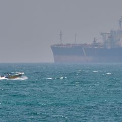 Kaum dass sie für geöffnet erklärt wurde, hat der Iran erklärt, wieder die Kontrolle über die Straße von Hormus zu übernehmen. F