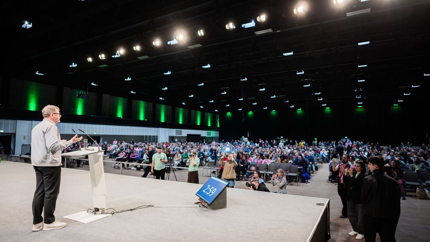 Die Berliner Grünen haben rund 18.000 Mitglieder, zum Parteitreffen nach Neukölln kamen rund 950. Foto: Christoph Soeder/dpa