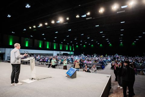 Die Berliner Grünen haben rund 18.000 Mitglieder, zum Parteitreffen nach Neukölln kamen rund 950. Foto: Christoph Soeder/dpa